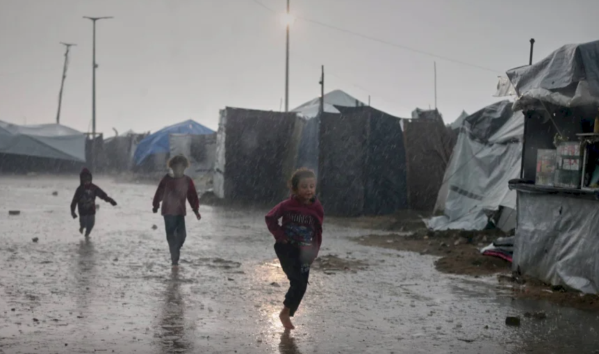 "أطباء بلا حدود": أطفال غزة يموتون بردا 