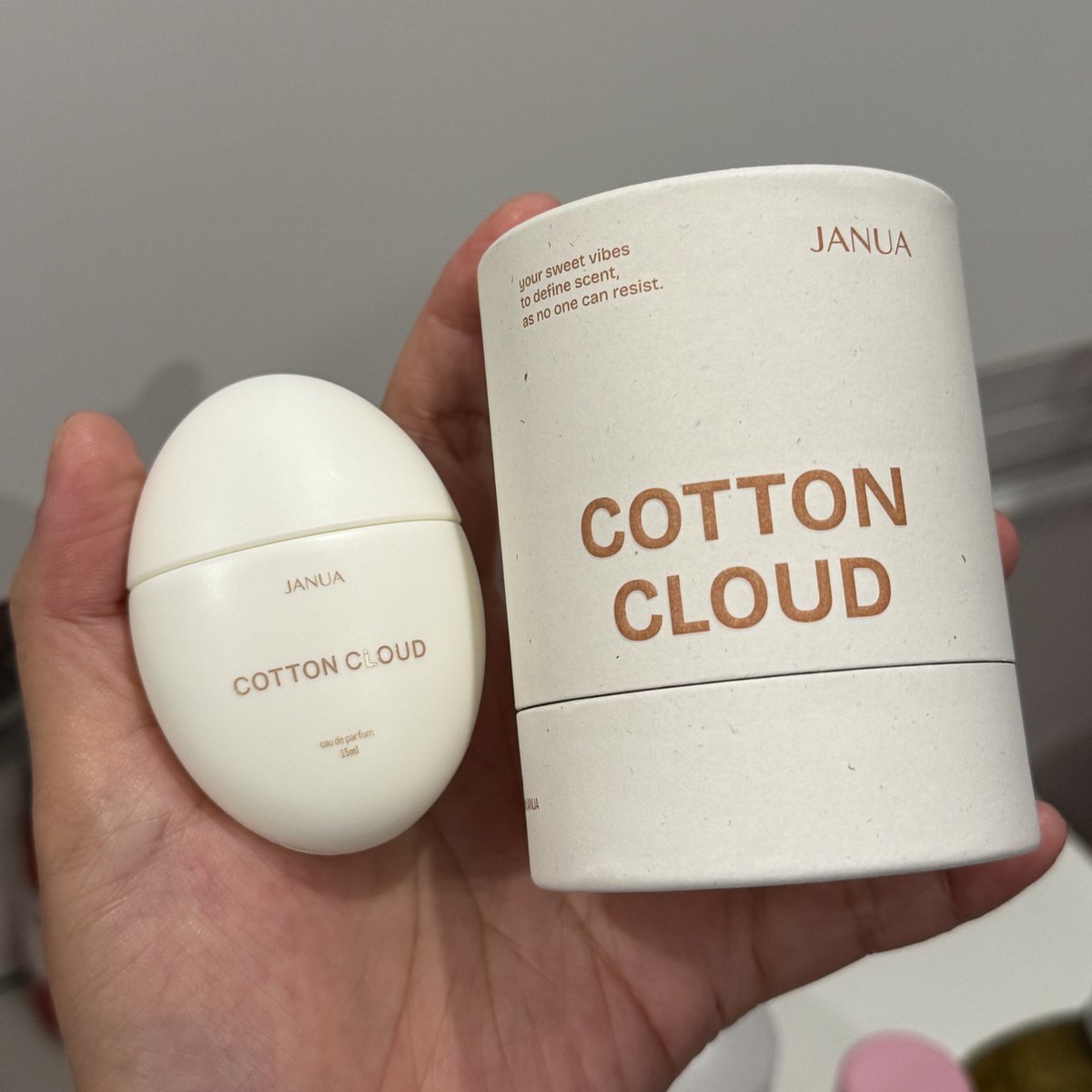 ใครยังไม่เคยลองแจนยัวร์กลิ่นนี้ อยากให้ลองนะ หอมมาก หอมแกลมแบบพส.พินเทอเรส หอมคลีนละมุน ต่อให้ดูมอมแค่ไหน เพียงแค่ฉีดกลิ่นนี้ดูเป็นคนสวยสะอาดขึ้นมาเลย 👀!