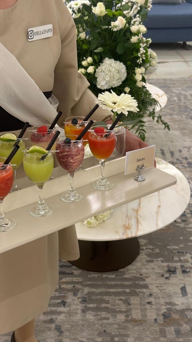 guratanbulann's tweet image. ㅤㅤㅤㅤㅤㅤ
ㅤㅤㅤ
Kami persilahkan para hadirin yang terhormat untuk mengambil welcome drink yang sudah kami siapkan.

ㅤㅤㅤ