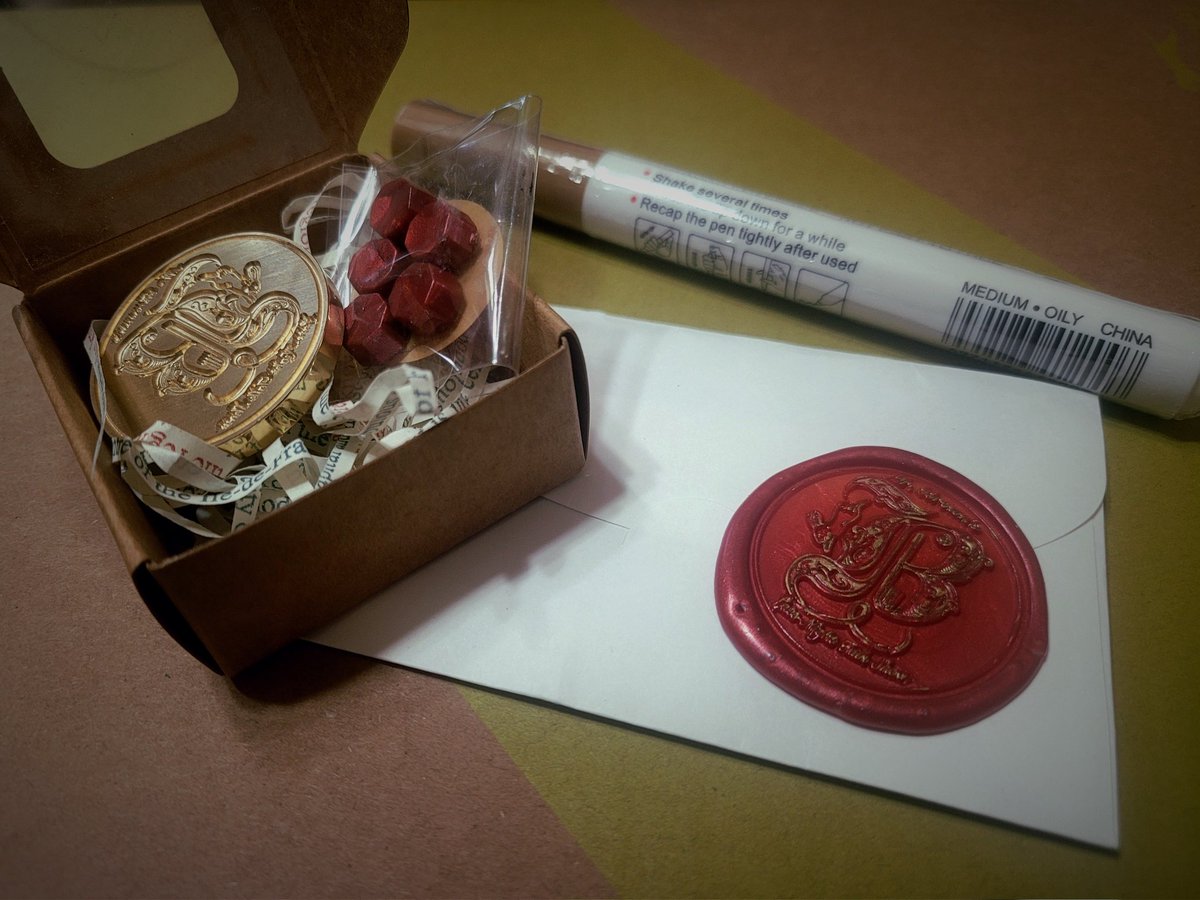 MaskV_'s tweet image. 비밥님께 너무 멋진 선물을 받았어요😳

보내주시기 전 도안을 보여주셨고 그것도 감탄사가 터져 나올 만큼 정말 멋졌는데 실물은 사진에 다 담기지 않을 정도로 영롱하고 고급스럽고 아름답고 정말 사회자님 토크쇼에 초대받은 기분이 들었어요ㅇ/////ㅇ 너무너무 감사합니다... 소중히 간직할게요🥹