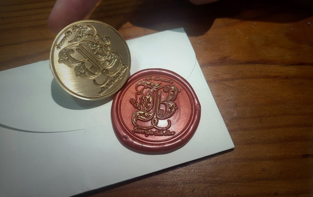 MaskV_'s tweet image. 비밥님께 너무 멋진 선물을 받았어요😳

보내주시기 전 도안을 보여주셨고 그것도 감탄사가 터져 나올 만큼 정말 멋졌는데 실물은 사진에 다 담기지 않을 정도로 영롱하고 고급스럽고 아름답고 정말 사회자님 토크쇼에 초대받은 기분이 들었어요ㅇ/////ㅇ 너무너무 감사합니다... 소중히 간직할게요🥹