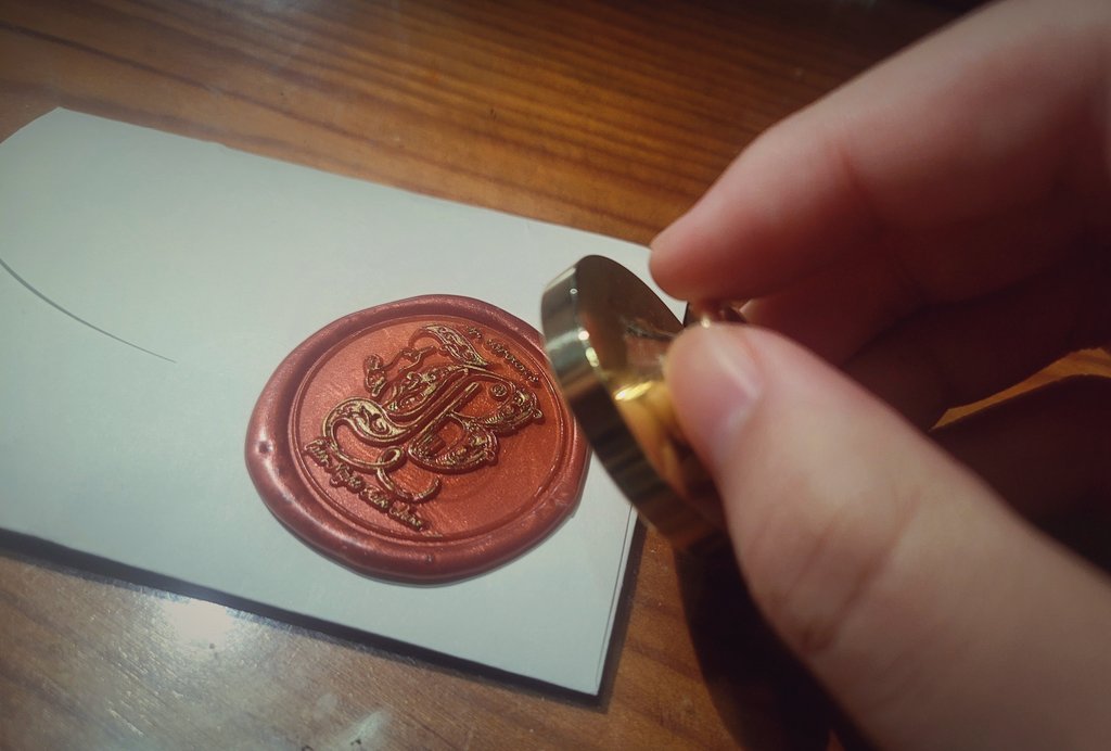 MaskV_'s tweet image. 비밥님께 너무 멋진 선물을 받았어요😳

보내주시기 전 도안을 보여주셨고 그것도 감탄사가 터져 나올 만큼 정말 멋졌는데 실물은 사진에 다 담기지 않을 정도로 영롱하고 고급스럽고 아름답고 정말 사회자님 토크쇼에 초대받은 기분이 들었어요ㅇ/////ㅇ 너무너무 감사합니다... 소중히 간직할게요🥹