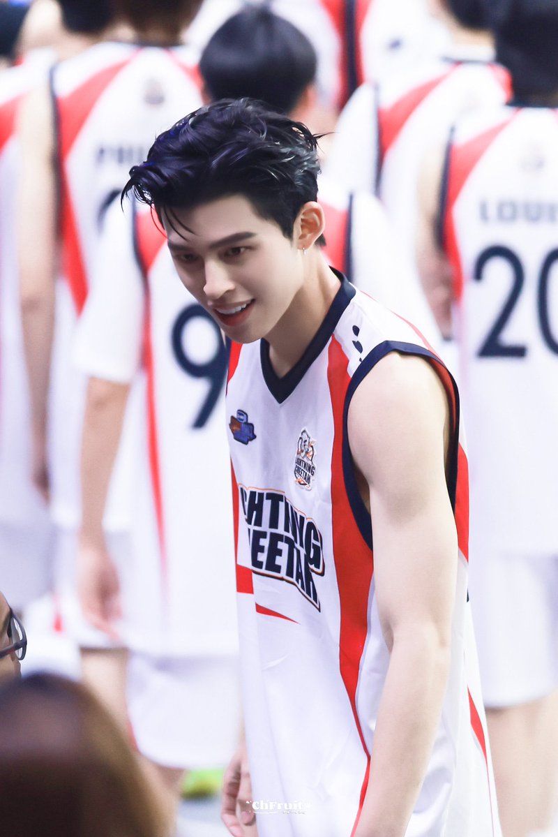 พี่นักบาสหล่อมาก ฮีเหมือนหลุดมาจากอนิเมะกีฬาเลย 💥🏀

POWER UP PONDPHUWIN

#MeAndTheeSeriesEP6