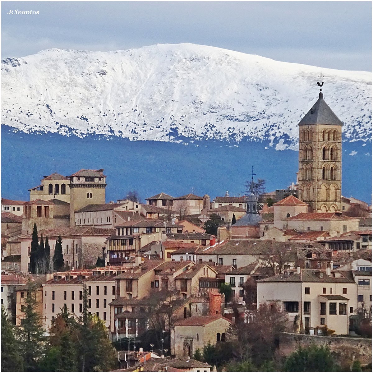 Una de las torres más altas del románico, la de San Esteban, despunta del casco urbano de Segovia ante la imponente presencia de Peñalara, máxima altura del Guadarrama... <a href="/CyLEsVida/">Turismo Castilla y León</a> <a href="/cylromanica/">Castilla y León Románica</a> <a href="/RevistaRomanico/">Revista Románico</a> <a href="/LaHuellaRomnica/">La Huella Románica</a> #romanico #SEGOVIA #sierradeguadarrama