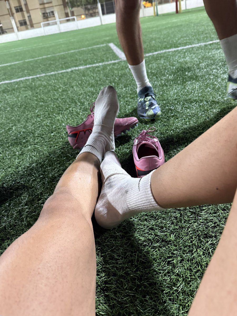 A noche tuvimos partido como cada semana y las calcetas no pudieron quedar más negras y sudadas, las tengo guardadas quien las quiera dm