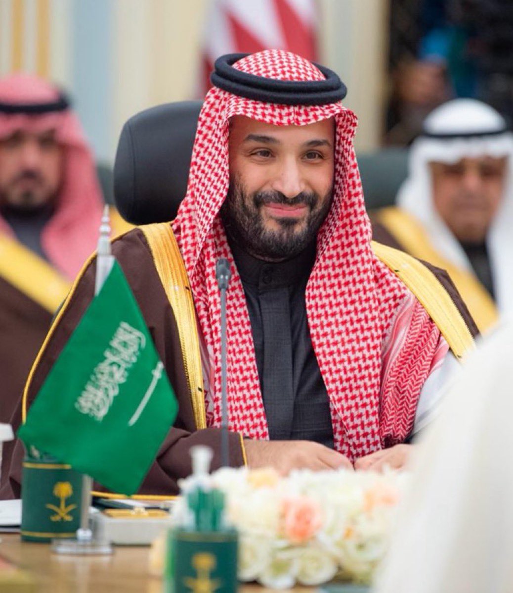 Alshaikh2's tweet photo. « محمد بن سلمان .. و كفى »

لأن بعض الأسماء تُقال
ثم يُغلق بعدها الكلام ..

محمد بن سلمان ليس رأياً يُجادَل ،
ولا ظاهرة عابرة تُفسَّر ، بل حقيقة دولة تغيّرت على يده ، و واقع أعيد تشكيله بالفعل لا بالخطب الرنانة.

هو القرار حين تردّد غيره ، و الجرأة حين اختبأ الآخرون خلف حسبة فاشلة ، و هو السيادة حين حاولوا اختزالها في مجاملات.

في حضوره تغيّر ميزان العالم ،
و في مشروعه تغيّر تعريف الممكن ،
و في قيادته انتقلت #السعودية
من الدفاع عن موقعها إلى فرص موقعها.

من اختلف فذلك غباء ،
و من أنكر فذلك عجز ،
لكن ما تحقق لا يُمحى بالضجيج
و لا يُختزل بسردية خصم مفبركة.

#محمد_بن_سلمان ..
اسم حين يُقال ..
تُعرف الدولة ، و يُفهم المستقبل ،و يسقط كل ما عداه .. و كفى.