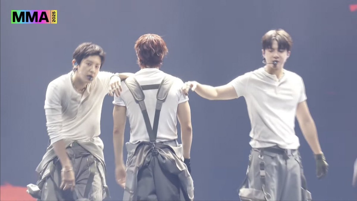 THIS EXO-SKY MOMENT WAS SO HOT LIKE JUST CHANYEOL AND SEHUN LEANING ON KAI?!!!!!