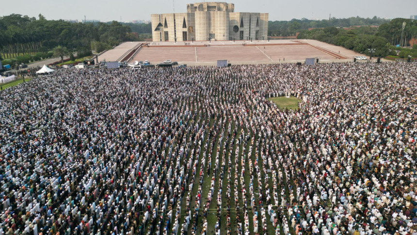 Miraz8395's tweet photo. Hundreds of thousands gathered at Manik Mia Avenue today for the namaz-e-janaza of Sharif Osman Hadi. The Inqilab Moncho spokesperson &amp; July uprising hero was honored by a massive crowd following Zuhr prayers. Rest in power. 🇧🇩
​#SharifOsmanHadi #JulyUprising #Bangladesh https://t.co/y05tgbGzED
