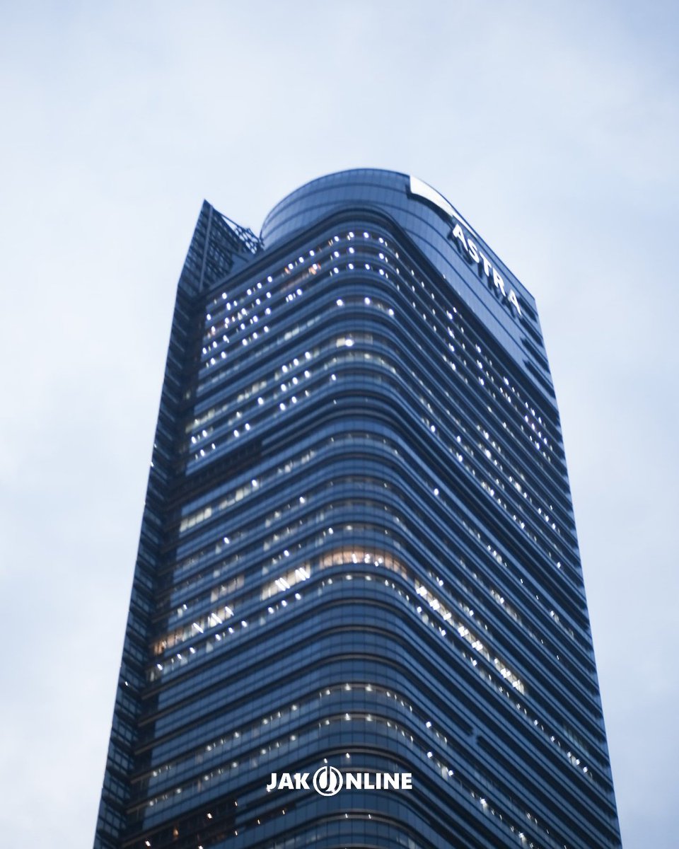 Anak Jakarta cenderung lebih chill. Bukan nggak punya ambisi, tapi karena emang gak terlalu ngoyo buat buktiin diri.

Pencapaian atau kebahagiaan cuma dishare sama orang-orang terdekat. 

Sebaliknya, kalau orang lain punya pencapaian, anak Jakarta gak gatel buat ngerecokin.