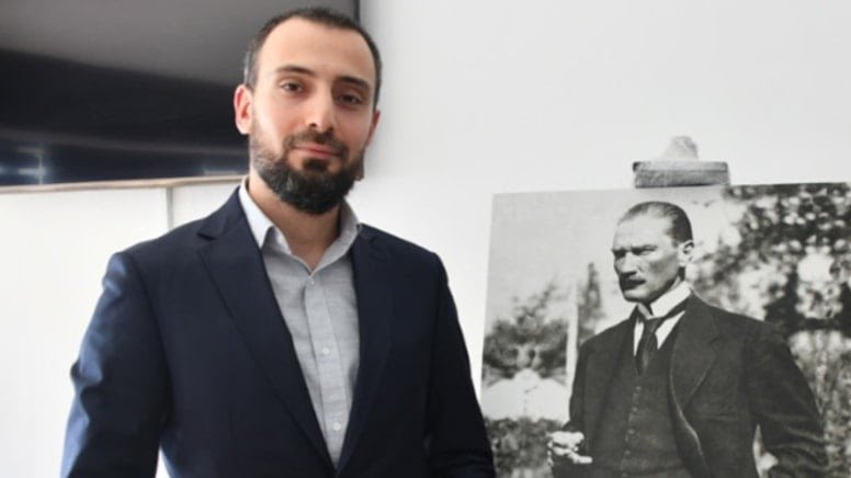 solcugazete60's tweet image. İdari yargı hakimliği sınavında Türkiye genelinde 1. ve 8. olmasına rağmen elenen Emre Pişiren, 3. kez girdiği sınavda da 1. olmasına rağmen mülakatta yine elendi:

— İlk mülakatta "kılık kıyafeti uygun değil" denildi.
— İkinci mülakatta sorulan sorular ve verilen yanıtlar…