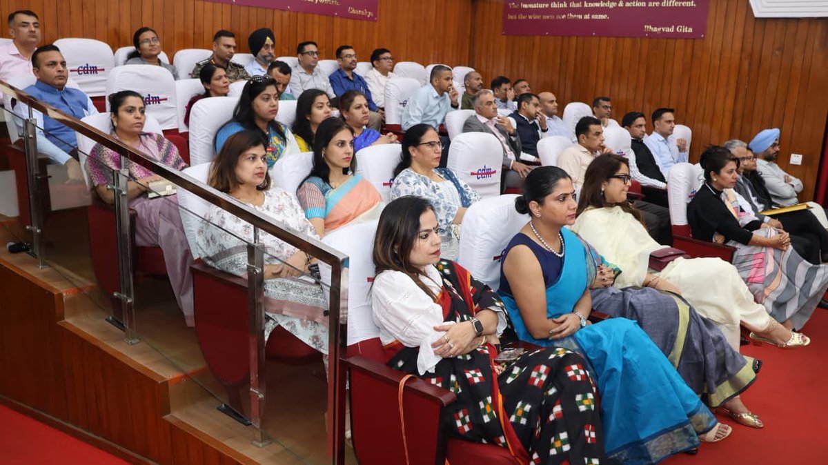 HQ_IDS_India's tweet image. Dr. Himanshu Rai, Director, @IIM_I delivered a captivating session on #Negotiation at the #CDM for #HDMC21 &amp;amp; #SDMC-91 with their spouses emphasising that, negotiation is not confrontation, but communication. 

A key insight he shared was that negotiation truly begins where…