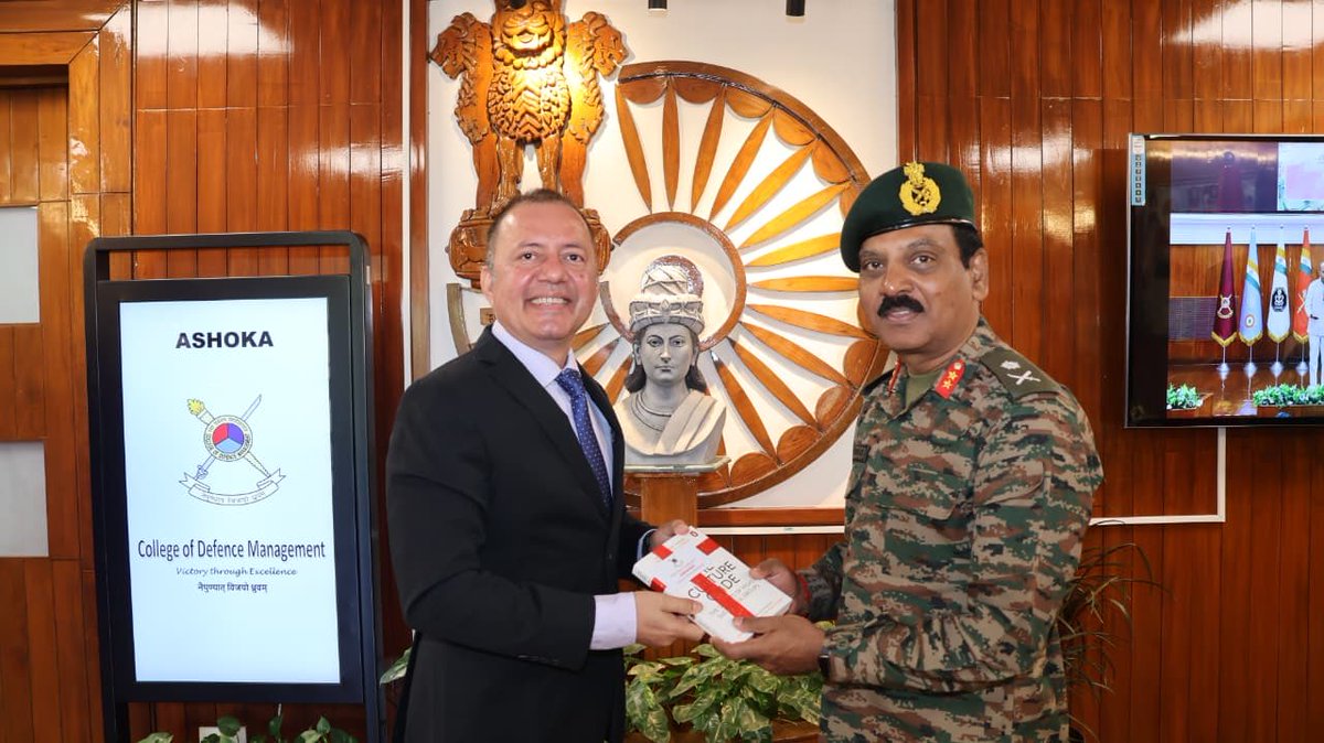 HQ_IDS_India's tweet image. Dr. Himanshu Rai, Director, @IIM_I delivered a captivating session on #Negotiation at the #CDM for #HDMC21 &amp;amp; #SDMC-91 with their spouses emphasising that, negotiation is not confrontation, but communication. 

A key insight he shared was that negotiation truly begins where…