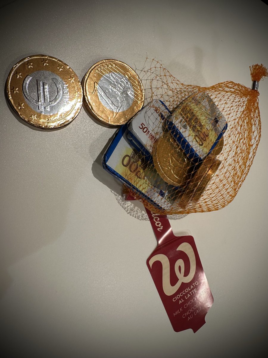 別にお金が好きな訳ではないけどコインチョコ、それからイースターとかの可愛い銀紙で包まれたチョコって何故か可愛くてときめくのですが、更にユーロで目がハート😍  もっと安い物だと思って、値段を見ずにポンと買い物カゴに。そしたらなんと429円！！！えーエクスペン ...