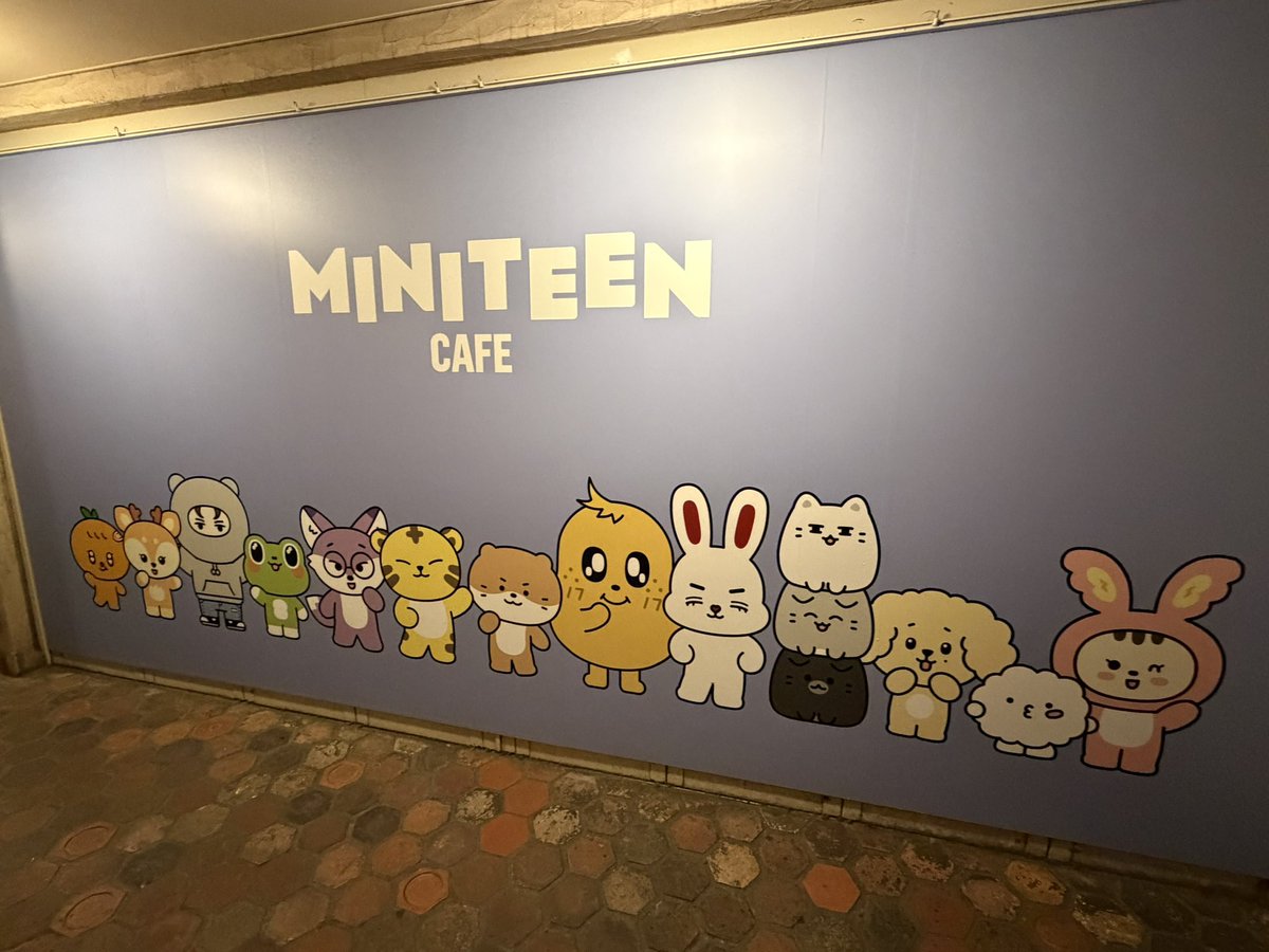 mayu_o38's tweet photo. 20251220_MINITEEN CAFE

可愛い空間で癒された😊
ピョプさんもクリスマス仕様で行きました🎄
グッズを開封してたら、隣のDKペンさんが「ウジペンですか？缶バッジありますよ！」と声かけてくれたので、ドアちゃんクリッ��と交換してもらいました。ありがとう😭
 #MINITEEN  #SEVENTEEN https://t.co/4FCJCn8NgW