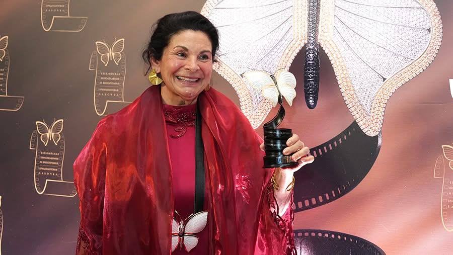 EmbassyofRussia's tweet photo. 🦋 Moscow hosted the first Nikita Mikhalkov Eurasian Film Awards, uniting filmmakers from 17 countries.

🏆 South African screenwriter Carol Shore won Best Screenplay for Old Righteous Blues.

Congratulations to talented Carol Shore &amp; her team! 

#DiamondButterfly https://t.co/gf7tT7WLVN