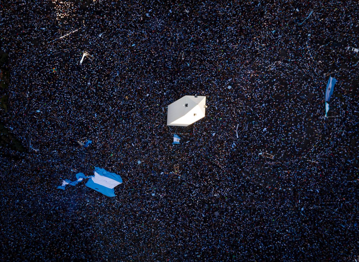 maxikronenberg's tweet image. Un #20dediciembre de 2022, los argentinos nos sentíamos los más felices del mundo😀

Más de 6 millones de personas en las calles festejando el título del Mundial de #Qatar2022 🇶🇦

La tercera ha llegado ⭐⭐⭐

ETERNAMENTE GRACIAS, MUCHACHOS!! 🇦🇷🏆⚽

#Argentina 🇦🇷
#VamosArgentina