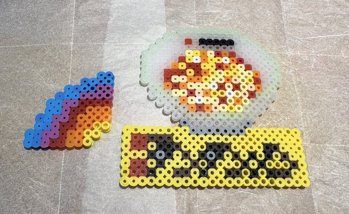 dash2u's tweet image. 次男とアイロンビーズ
なぜお互いモチーフがこれになったのかは不明。次男アメトーーク、自分ニュータンタンメン（無計画に使ったので色もスペースも足りず…）

でもアメトーークでニュータンタンメン芸人やったら面白そう

#アイロンビーズ
#アメトーーク
#元祖ニュータンタンメン本舗