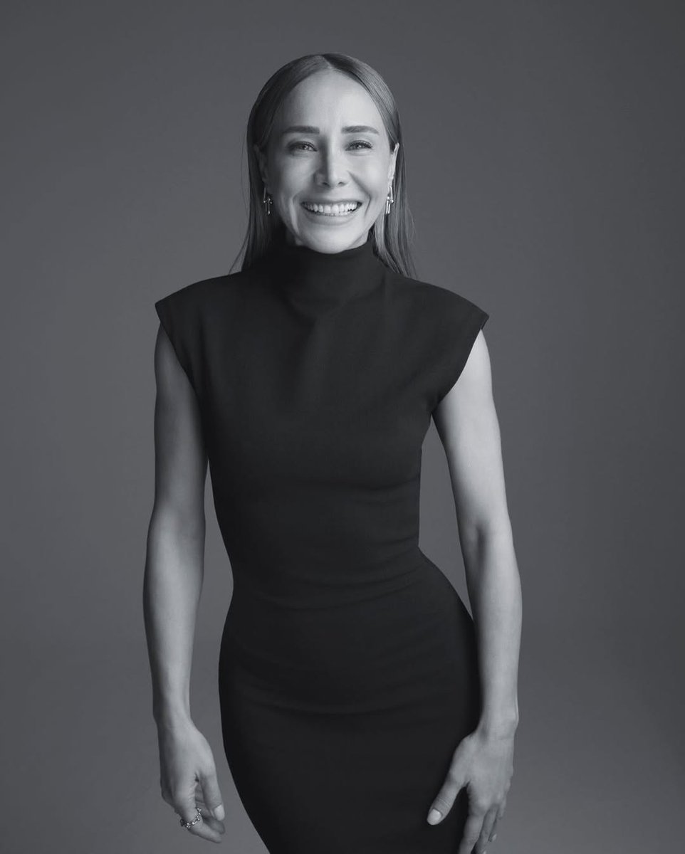 Burçin Terzioğlu:

"İnsanları aşağılayan, kadını araçsallaştıran, şiddeti yücelten hikâyelerin parçası olmam. Bir rolün sınırı benim için cesaret değil, insanlık onurudur. Bir karakter karanlık olabilir, acımasız olabilir, hatta rahatsız edici olabilir ama hikâye bunu bir