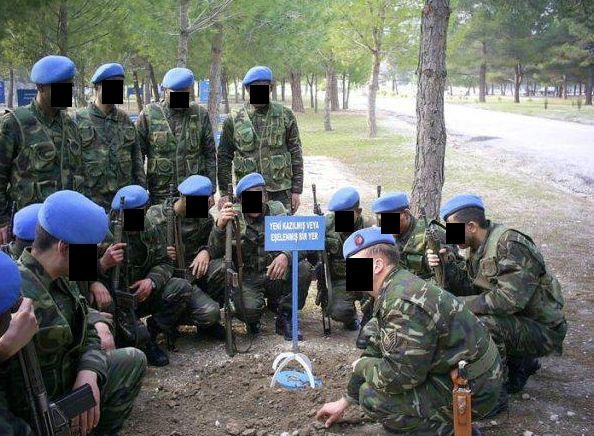 Turkish soldiers taking mine course.