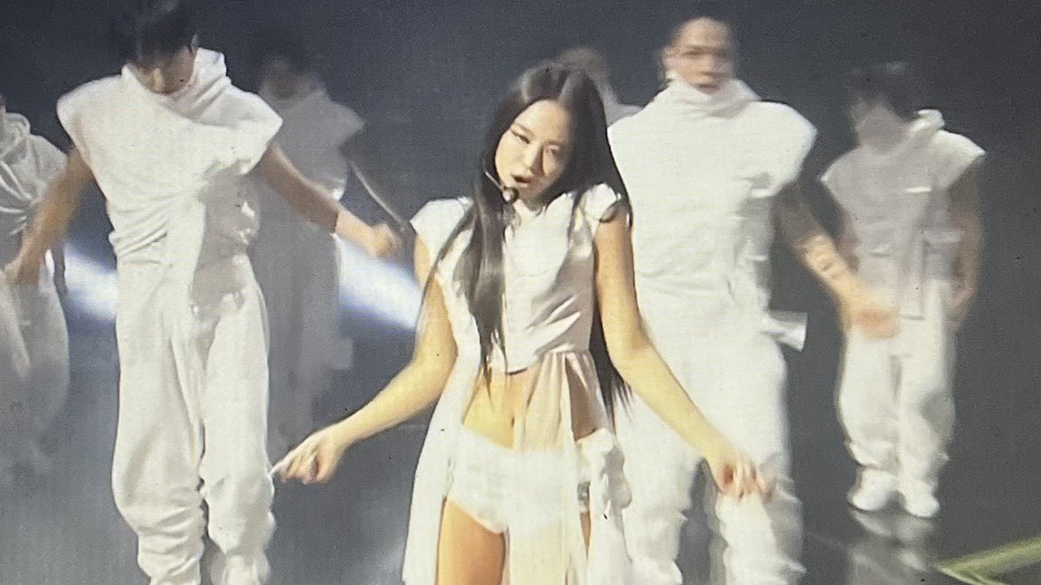 jenfilesx's tweet photo. JENNIE PERFOMANCE AT THE MMA IS INSANE https://t.co/grgJfqTiHR