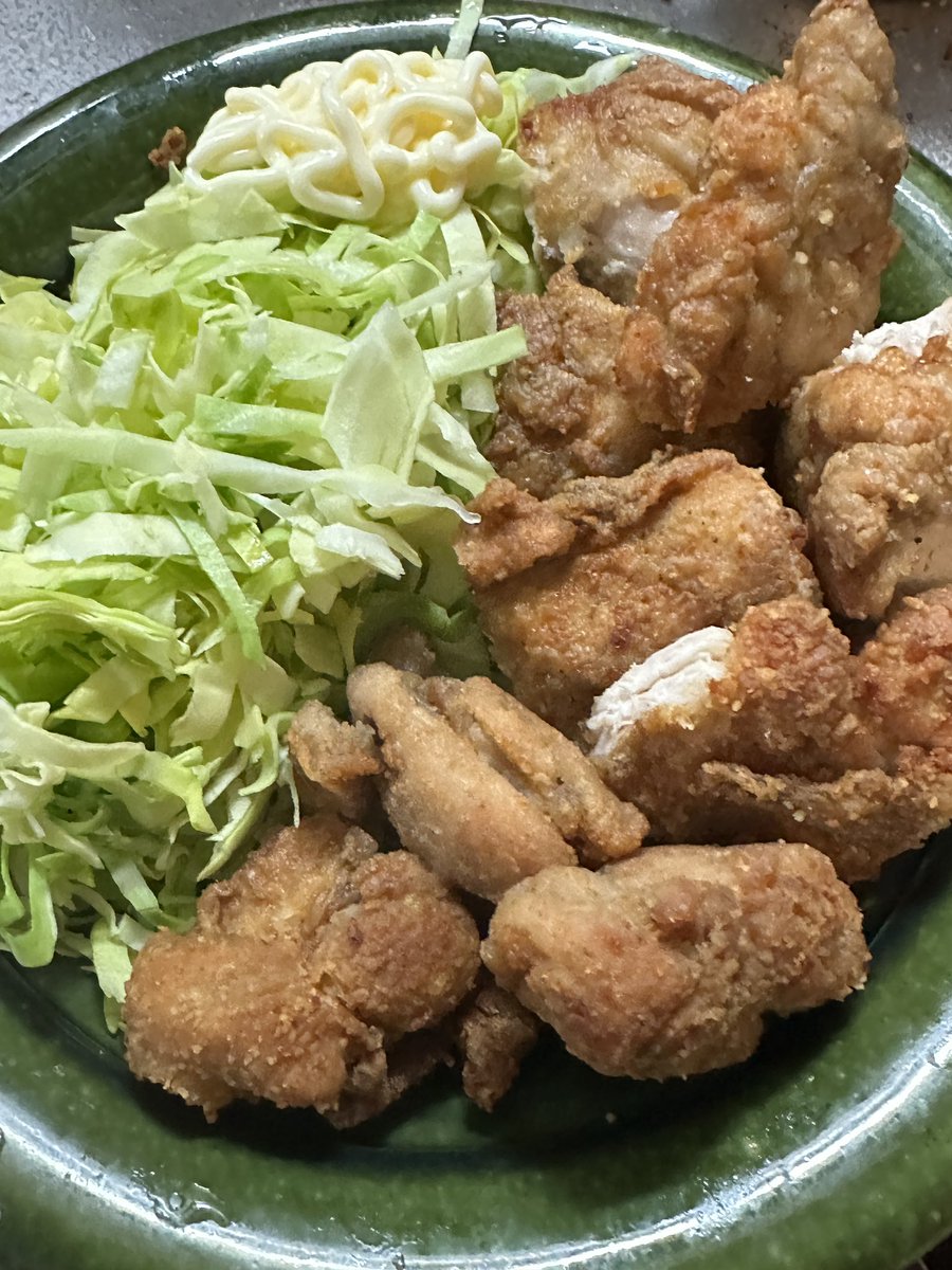 shikata_alpha7's tweet photo. うんまい
下味のスパイスと
衣のアジシオでほぼKFC再現。
フライパンで２度上揚げで
350gの胸肉が美味すぎる

#バズレシピ
#リュウジ

これ99%ケンタッキーだろチキン https://t.co/SCBwg6zs4w @YouTubeより https://t.co/NEzggGhiCU
