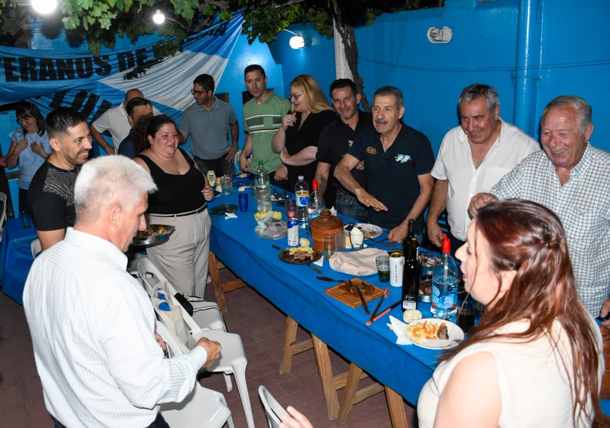Anoche compartí una cena de camaradería con los VETERANOS DE MALVINAS (y sus esposas) del Centro 2 de Abril de la Ciudad de San Luis. Un orgullo para mí visitarlos en su Sede y compartir esta agradable reunión. Gracias por la invitación !!