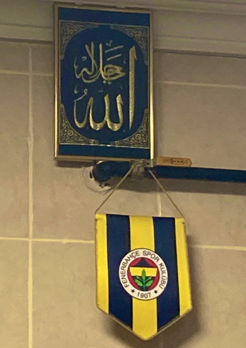 "Allah her şeye tanıktır ve her şeyi görür."