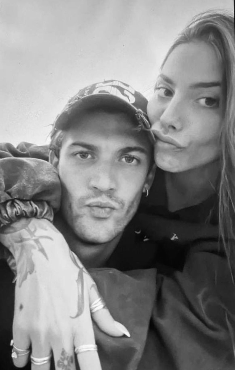 il loro primo selfieeee 
odore di pulito casa famiglia ecc ecc 
😭😭😭😭😭😭
#jonita