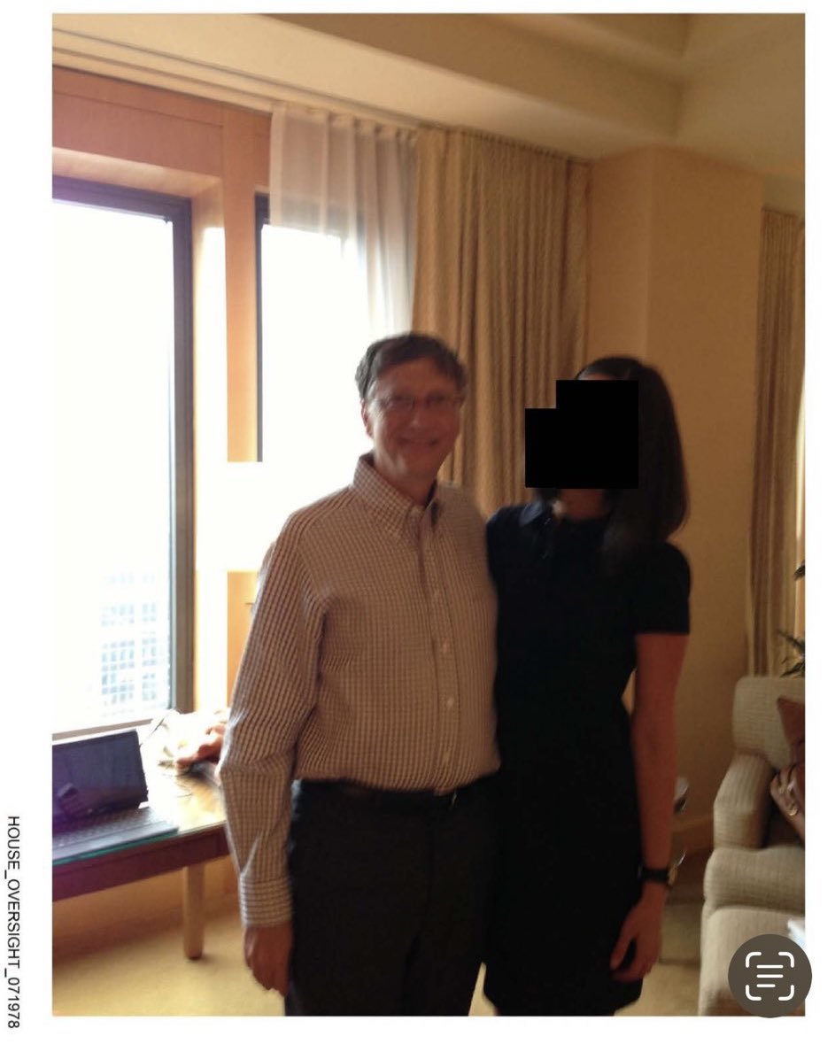 MOSCOW_EN's tweet image. 🚨‼️Bill Gates appears in the new Jeffrey Epstein files, showing him with one of the underage girls whose faces the US Department of Justice ordered to be covered. 

#BillGates #JeffreyEpstein #Documents