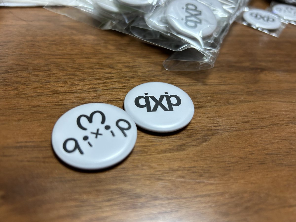 qiXip_mie's tweet photo. 【お知らせ！】
New goods info ③

12/21(日) のライブから登場の
新しい物販を(ちゃんと)紹介します⸜( ᐛ )⸝

☆ロゴ&amp;イラスト缶バッジ☆
qiXipのバンドロゴと、
ロゴをイラストアレンジした
缶バッジです⸜( ᐛ )⸝

大きすぎないサイズ感でよき！ https://t.co/EatG5dEuxG