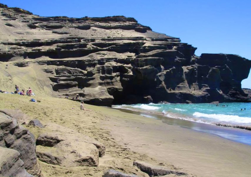 アメリカのハワイ島には宝石のペリドットで出来た緑色の砂浜がある