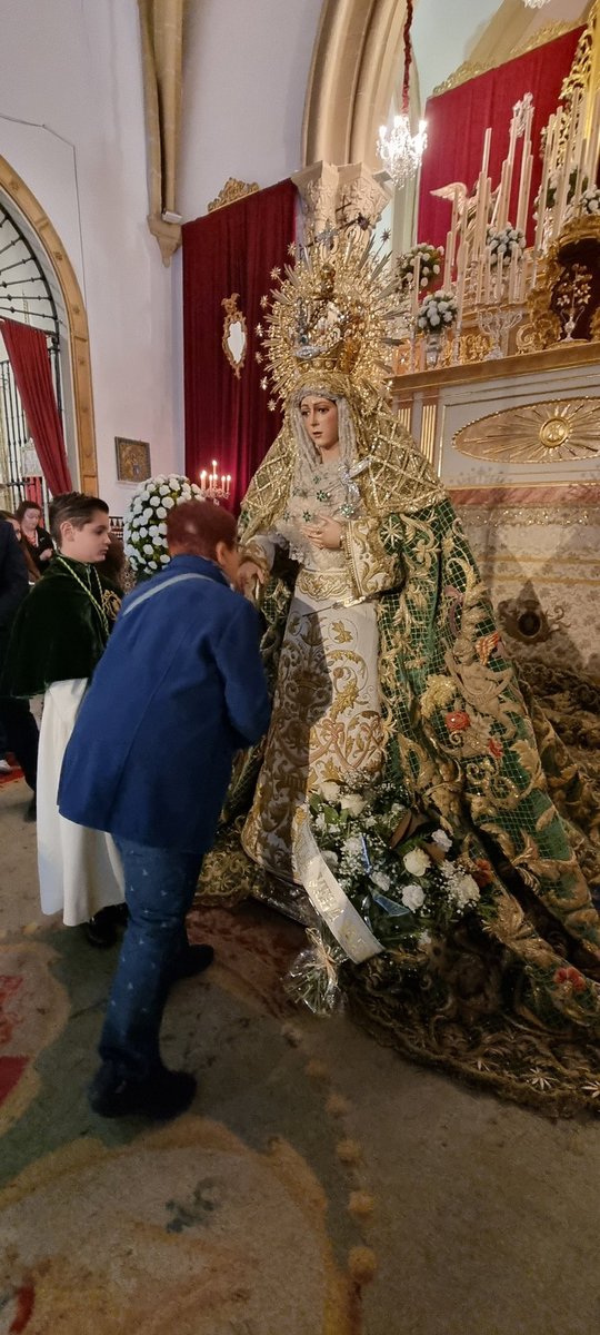 enSVQ_'s tweet photo. #20Diciembre #SevillaHoy
Patricia y su madre devotas de la V. de la #Esperanza vienen todos los años desde #Madrid expresamente para besar su mano.
#Macarena
#100BesamanosEsperanza
#ComoTuNinguna #RosaDeJericó #SpesNostra #RosaDeSanGil #SeñoraDeSevilla #RosaDeOro #TDScofrade https://t.co/0sJxlVoC2e