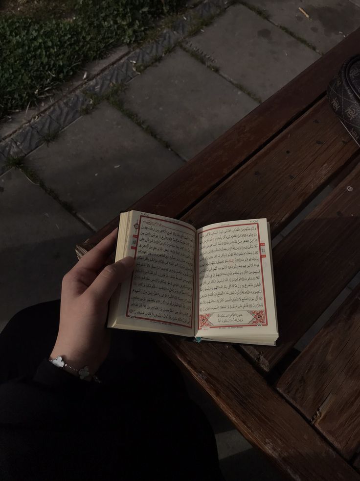 Bir yol göster ya Rabbel Alemin gençliğim, sol omzumdaki yükten ib'aret olmasın..