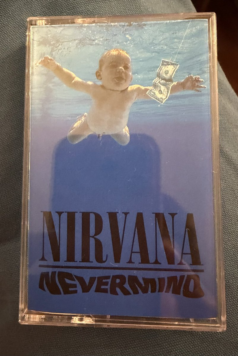 hump12345's tweet photo. NirvanaのNevermindをカセットで聴いているんだけど、なんかめっちゃいい🩷

通勤中は、Spotifyでバウ君を中心にJ-Pop聴いてて、仕事では、Copilotで、和訳やら議事録をサポートしてもらってるからこそ、デジタルデトックスが余計に沁みるのよー

もちろん、バウ君のReplicaは、カセットも聴いてるよー https://t.co/YgjfKBu8mx