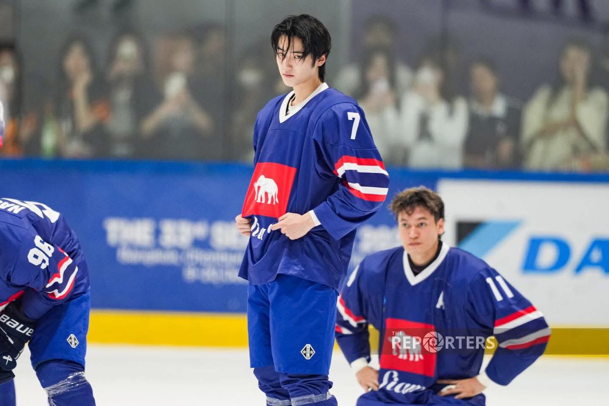 タイのアイスホッケーチーム。このイケメンとアウラ。橋本環奈さんの奇跡の一枚を思い出しますね

#ซีเกมส์2025 ทีมฮอกกี้น้ำแข็งไทยคว้าเหรียญเงิน🥈ค่ะ 👏 ส่วนภาพนี้ รู้สึกได้ถึงคำว่า “奇跡の一枚 ช็อตปาฏิหาริย์” ของน้องฮาชิโมโตะ คันนะ 

ปรบมือให้ช่างภาพด้วยค่ะ ภาพนี้เป็นแก้วเป็นแสงจริง