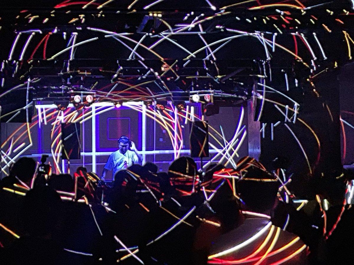 ramurin526's tweet photo. 22年目の静岡テクノ忘年会
dazzbar Presents 
SLIP OUT⚡️
今年も凄かった🔥

卓球さんカッコよくて楽しそうでニヤニヤしちゃいました😁
静岡勢も負けてません‼️

AONOさんから始まり、大好物なS/STERSも見れて最高‼️
SHIGeさんからの卓球さん、ビタミンさんのゾーンも最高すぎました😁
ロビーも大盛況でしたね✨

今年はレーザーもすごかった✨
立体的な演出がカッコよくてROXYめちゃ広く見えました🤣
毎年ROXYでの開催に感謝しまりです‼️

#石野卓球
#dazzbar
#SLIPOUT
#LIVEROXYSHIZUOKA