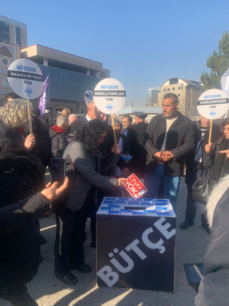 sesgenelmerkezi's tweet image. Emekçiler Bu Bütçeyi Kabul Etmiyor!

Halktan ve emekten yana olmayan bütçeye karşı; emekçileri, emeklileri, kadınları, gençleri ve emeğiyle geçinen tüm kesimleri sesimizi ve mücadelemizi birlikte yükseltmeye davet ediyoruz.

@KESK1995