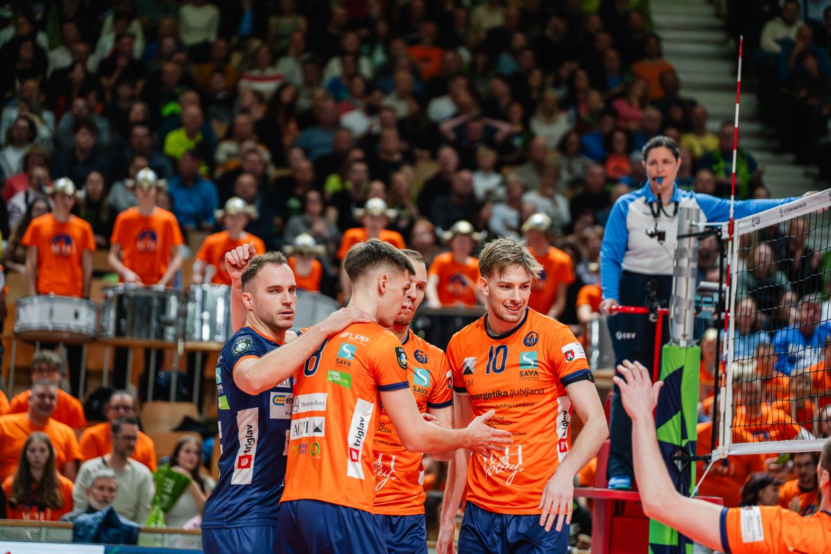 ACHVolley's tweet image. Zadnja domača tekma v letu 2025🏐🙌

Oranžni zmaji🐉se bodo še zadnjič v letošnjem letu predstavili domačimi navijačem na tekmii 11. kroga državnega prvenstva.

ACH Volley Ljubljan🆚 Merkur Triglav Kranj 👉Hala Tivoli, ob 18. uri🔥

𝗡𝗔𝗣𝗥𝗘𝗝 𝗭𝗠𝗔𝗝𝗜 🐉🧡

#orangedragons