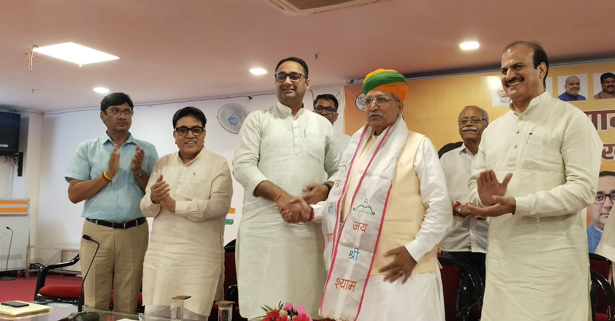 kamalyadav77's tweet photo. ऊर्जावान, विनम्र व कर्मठ व्‍यक्तित्‍व के धनी एवं भारत सरकार में माननीय केन्द्रीय राज्य मंत्री (स्वतंत्र प्रभार) श्री @arjunrammeghwal जी आपको जन्मदिन की हार्दिक बधाई एवं शुभकामनाएं। 
ईश्वर से प्रार्थना है कि आप दीर्घायु हों और सदैव स्वस्थ एवं प्रसन्न रहें। https://t.co/w5KM6YOaIk