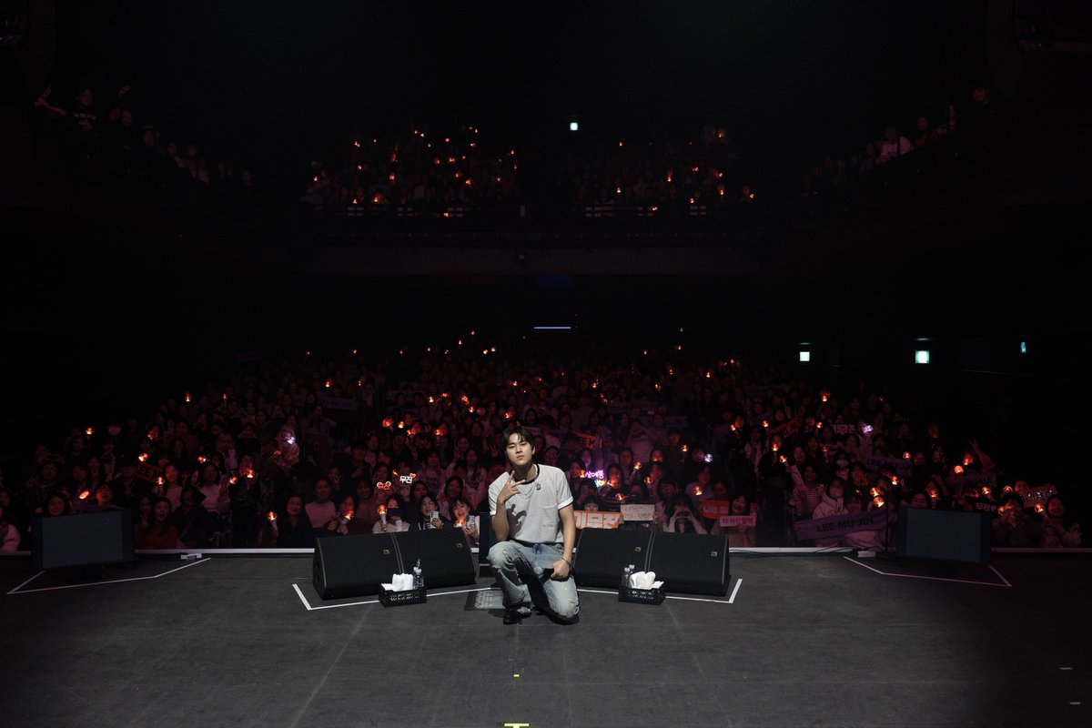 [#이무진] 📸

2025 이무진 소극장 콘서트 [오늘의, eMUtion] DAY 1 완료🎤

오늘 리모들이 보내준 에너지 진짜 최고였어요!⚡️여러분 덕분에 제가 오히려 기운을 듬뿍 받고 가네요. 모두 내일 봬요💗

#LEEMUJIN
#이무진_소극장_콘서트
#오늘의eMUtion