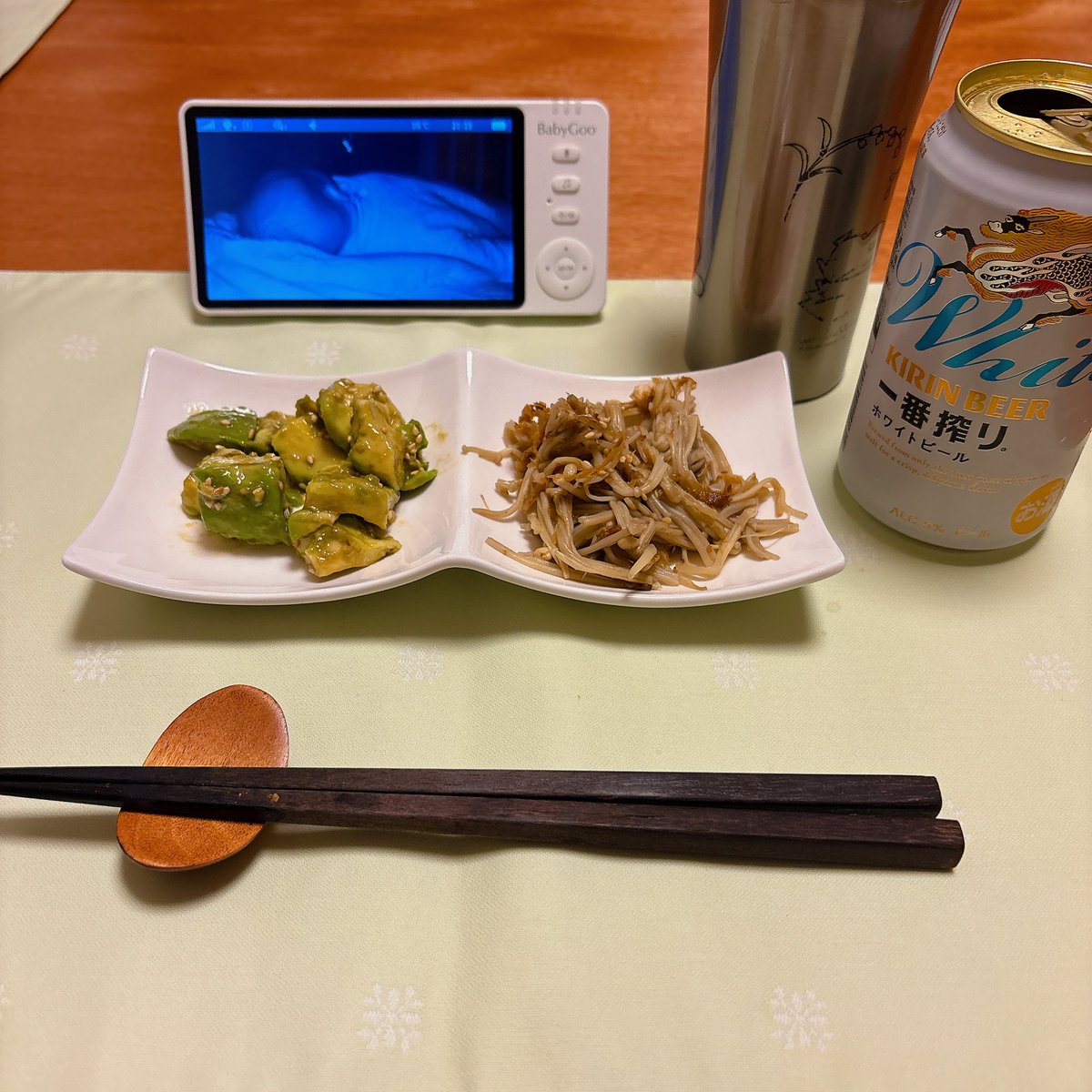 nikorieko's tweet photo. 夫が出張でワンオペ育児が続いた日々、
お風呂も寝かしつけも終わり、私もお風呂入り直して温まったところで😋
簡単なおつまみで乾杯🍻

世の中のお母さんって本当にすごいなー、こんな大変なことをこなしてたんだ…と尊敬する日々_(┐「ε:)_
#Twitter晩酌部
#X晩酌部
#おうちごはん https://t.co/TQ1PVGy5A9