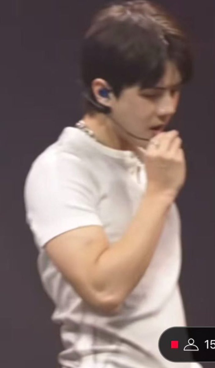 u_han94's tweet photo. OH SEHUN !!!!!! No seriously WTF is happening with this man 😭!!??????? How tf he keeps on getting handsome and hotter as the days go by 😭!????? https://t.co/PvEH9FyJyD
