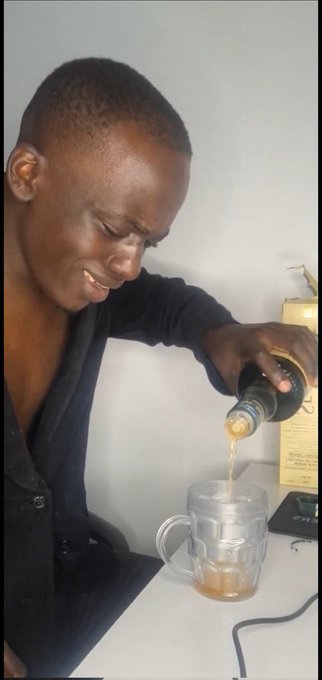 khakis_vendor's tweet image. Wasee mwaka isiishe kama huja chromoka . 
Masaa ni ya kuchromoka ,nunua Chrome Gin ama Vodka,scratch bottle label tuma code to 22110
Hii Christmas  lets wrap it in style,sip Chrome Gin or Vodka&amp;amp;win prizes🎁 
@Kiliswa  kuja pipeline tuchromoke.

#ItsAWrap
#Chromoka