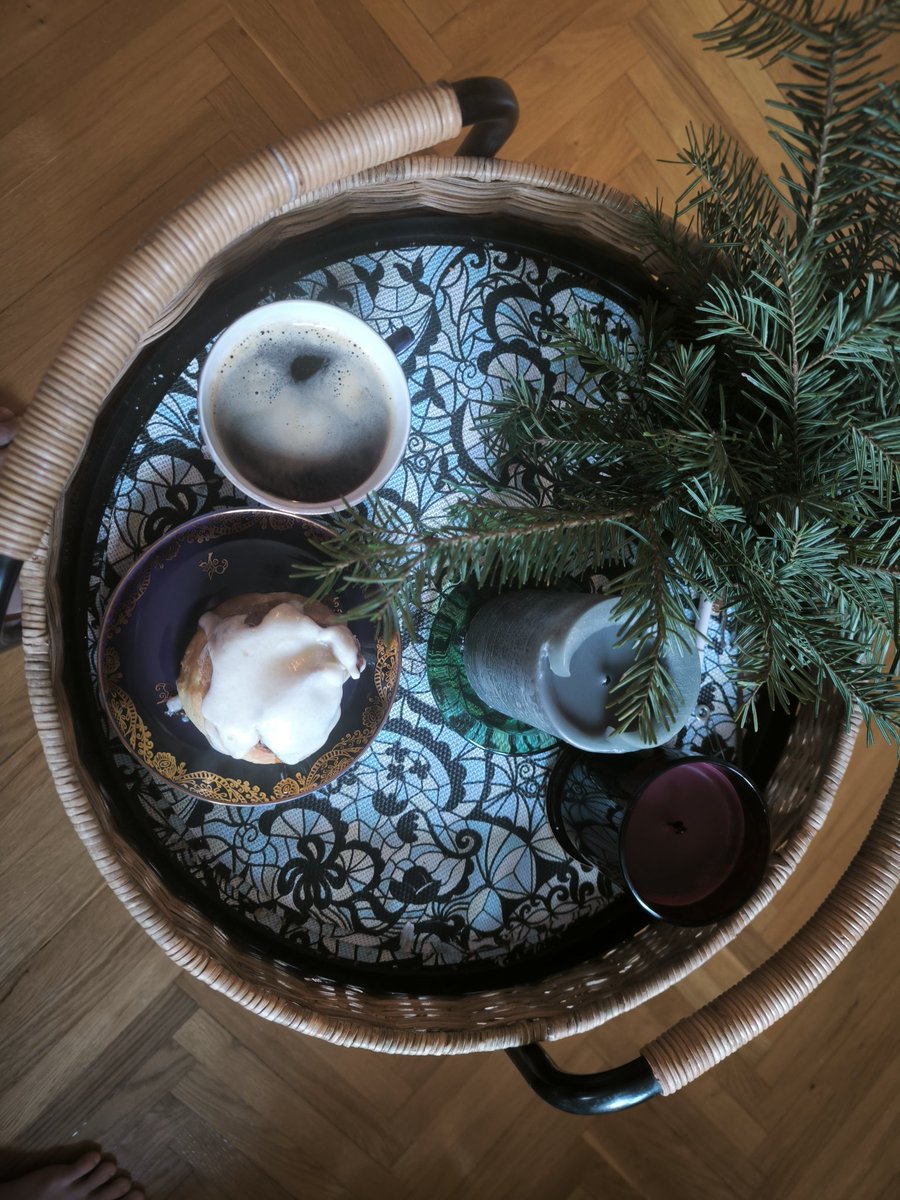 испек синнабоны. котичка такой.