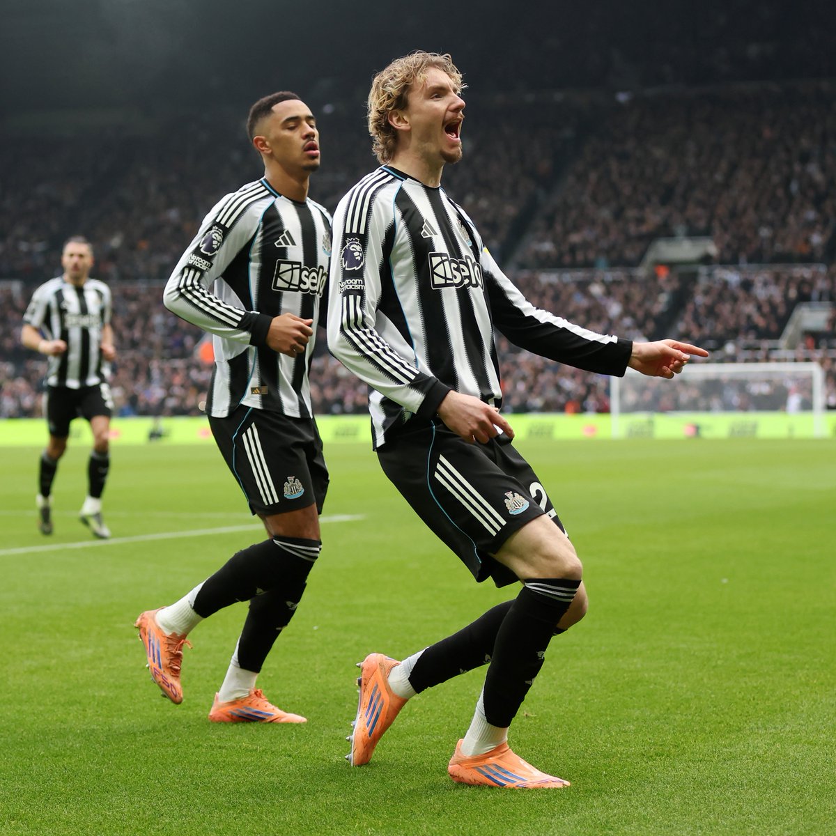 Premier League tweet media