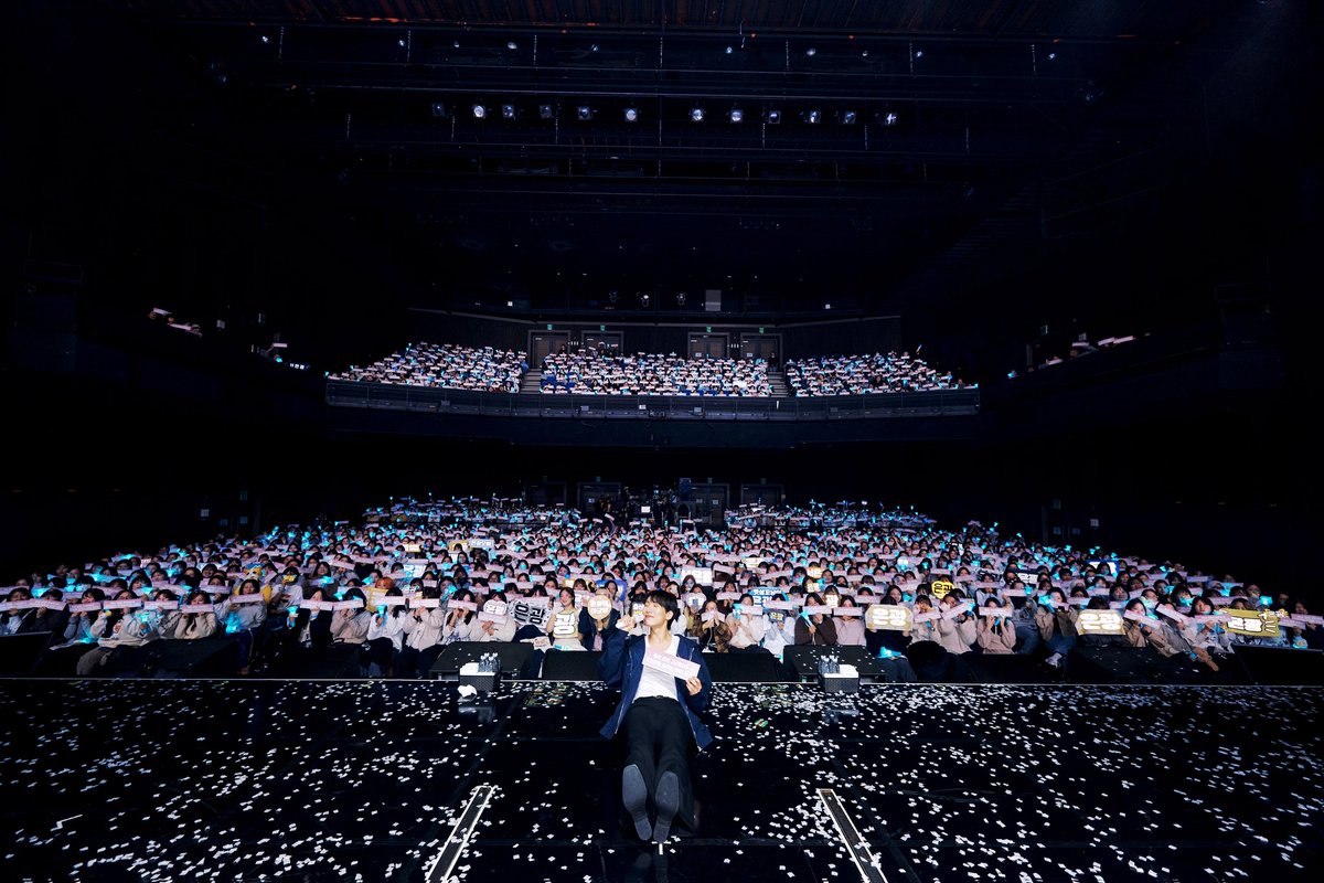 [📂]

📂 B:CHIVE
└📁 251220 SEO EUNKWANG CONCERT <𝑴𝒚 𝑷𝒂𝒈𝒆> in Seoul 

은광이의 첫 페이지를 함께 펼쳐준 우리 멜로디 📖
멜로디가 있기에 이 꿈의 답을 찾았고
사랑의 표현 중 하나라고 얘기하고 싶어
ദ്ദി * ॑꒳ ॑*)⸝⋆｡✧♡

#비투비 #BTOB
#My_Page
#서은광 #SEOEUNKWANG