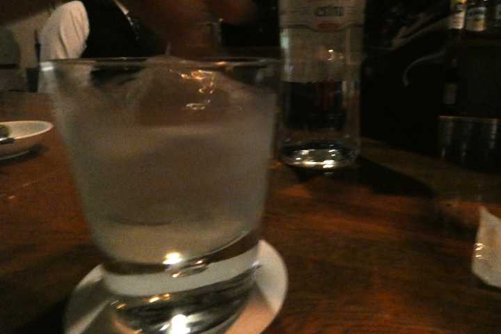 fortunehills's tweet photo. いつもの場所で、イタリアのモリーナリ・サンブーカ」。指で氷を回せば透明な液体が白く染まります。精油が光を乱反射する「ルーシュ効果」。魔法のような化学反応を眺めながら、甘い香りと、余韻を味わいました。#サンブーカ #リキュール #モリーナリ #ウーゾ効果 #ルーシュ効果 #dbar #ロックアイス https://t.co/PZb59h0Szx
