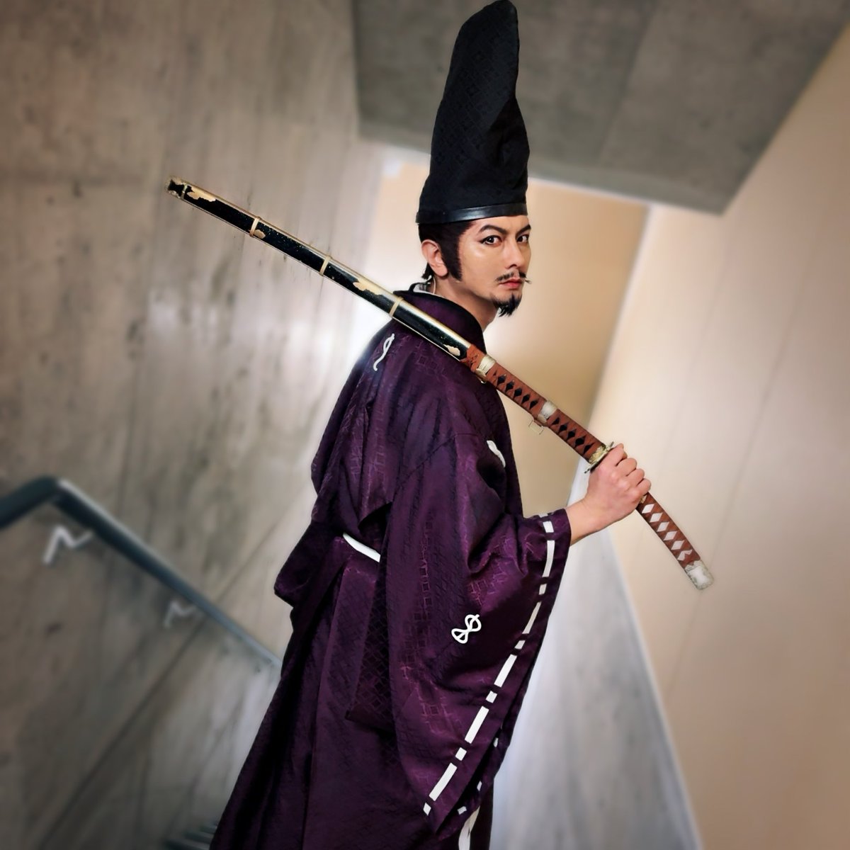 Ray_FJT's tweet photo. ミュージカル『#刀剣乱舞』 
～静かなる夜半の寝ざめ～
6日目、7公演目をご観劇頂き誠にありがとうございました！
楽しんで頂けましたか？？
写真撮り忘れたぁあ！なので振り向き尊氏を。
さー！ついに明日は東京公演ラスト！
今年ラスト #足利尊氏 ！
マチソワ2公演です！
#fujitaray #dustz
#刀ミュ https://t.co/PNB4lDSs13