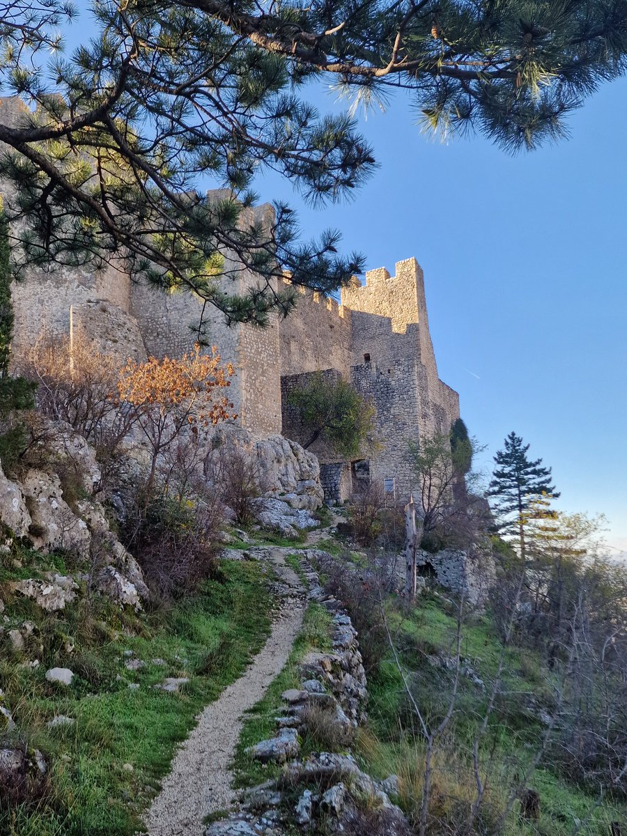 Gulamovic's tweet photo. Upravo ovdje, na ovim stazama, počeli su koraci dječaka kojeg je sudbina odvela do samog vrha svijeta – da u zlatno doba imperije pet puta vlada kao veliki vezir. https://t.co/Kx9JNbB1x6