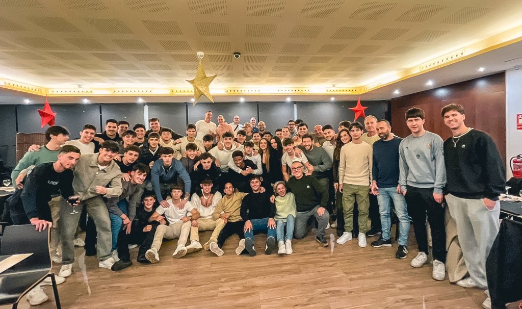 Ahir vam celebrar el tradicional sopar de Nadal d’entrenadors del CE Mataró 🍽️

Un espai per compartir, agrair la feina feta durant l’any i continuar reforçant la unió de l’equip tècnic.

Gràcies a tots/es per la vostra dedicació i compromís! 

#CEMataro #ADN🟡⚫️